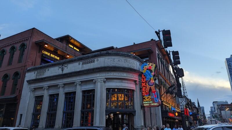 Best Sports Bars in Nashville - Luke's 32 Bridge