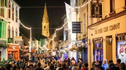 Discover the best sports bars in Ennis — where the match is live, the atmosphere’s mighty, and there’s a proper pint waiting for you.